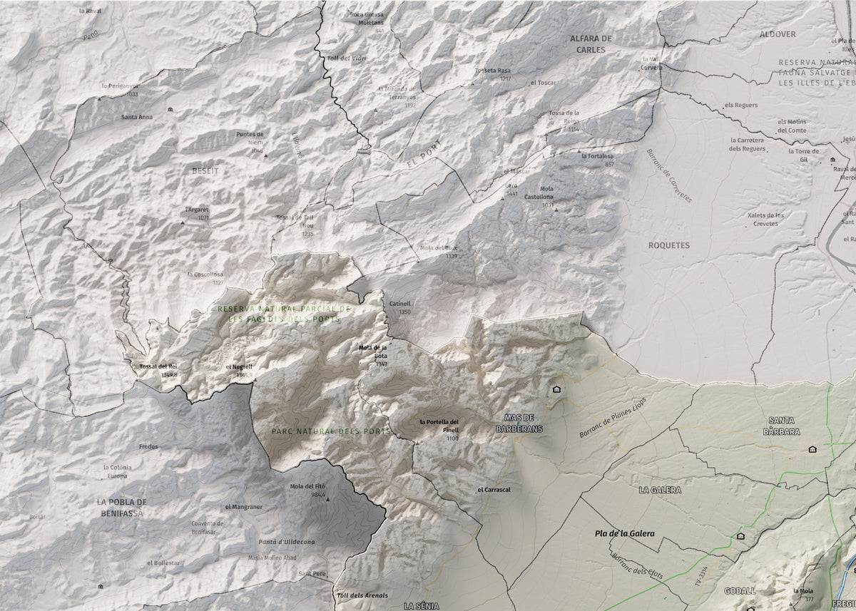 Mapa de relieve del Montsià, con el territorio en color y el entorno en blanco. Detalle de la zona superior izquierda. 50 × 70 cm. Estilo Cartográfico.