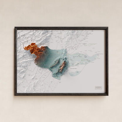 Mapa de relieve del Montsià, con el territorio en color y el entorno en blanco. Presentación con marco. 50 × 70 cm. Estilo Azul y naranja.