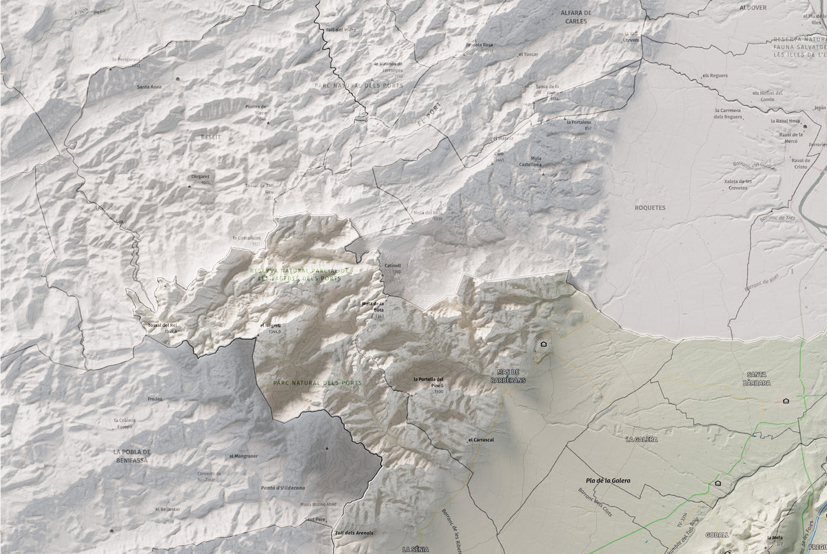 Mapa de relieve del Montsià, con el territorio en color y el entorno en blanco. Detalle de la zona superior izquierda. 61 × 91 cm. Estilo Cartográfico.
