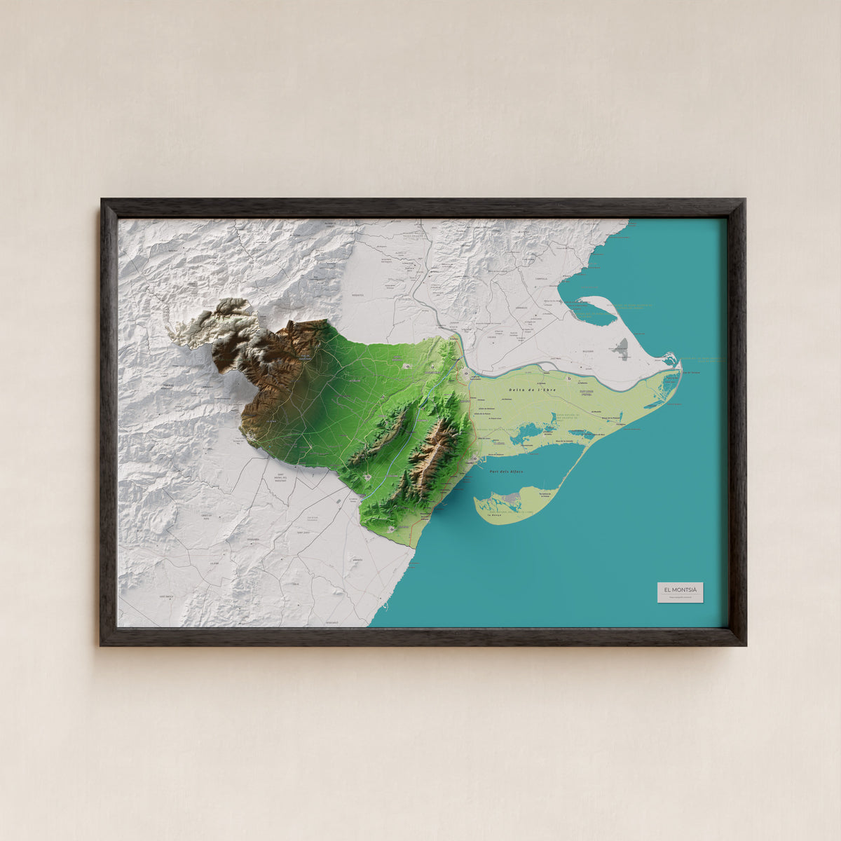 Mapa de relieve del Montsià, con el territorio en color y el entorno en blanco. Presentación con marco. 61 × 91 cm. Estilo Clásico.