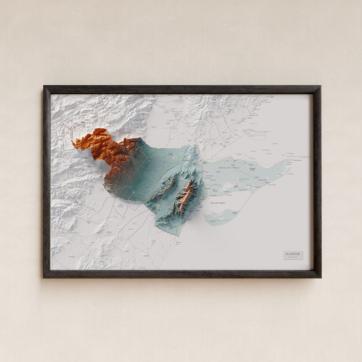 Mapa de relieve del Montsià, con el territorio en color y el entorno en blanco. Presentación con marco. 61 × 91 cm. Estilo Azul y naranja.