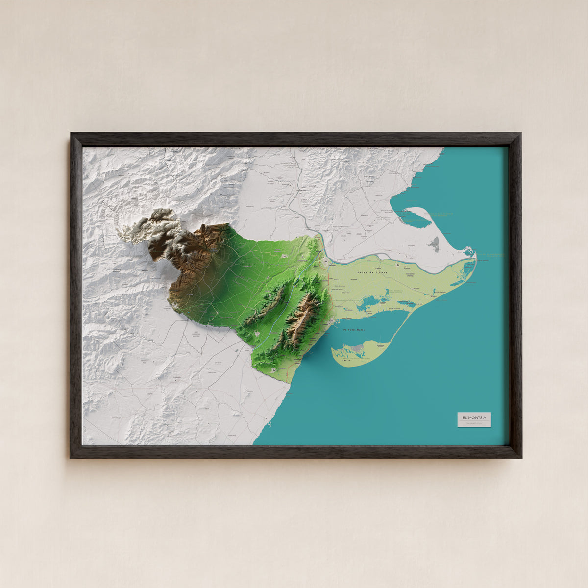 Mapa de relieve del Montsià, con el territorio en color y el entorno en blanco. Presentación con marco. 70 × 100 cm. Estilo Clásico.