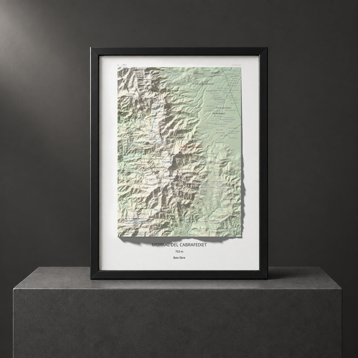 Mapa de relieve de Morral del Cabrafeixet, 753 m, Baix Ebre, lámina 100 Cims de Trobart. Presentación enmarcada. 30 × 40 cm.