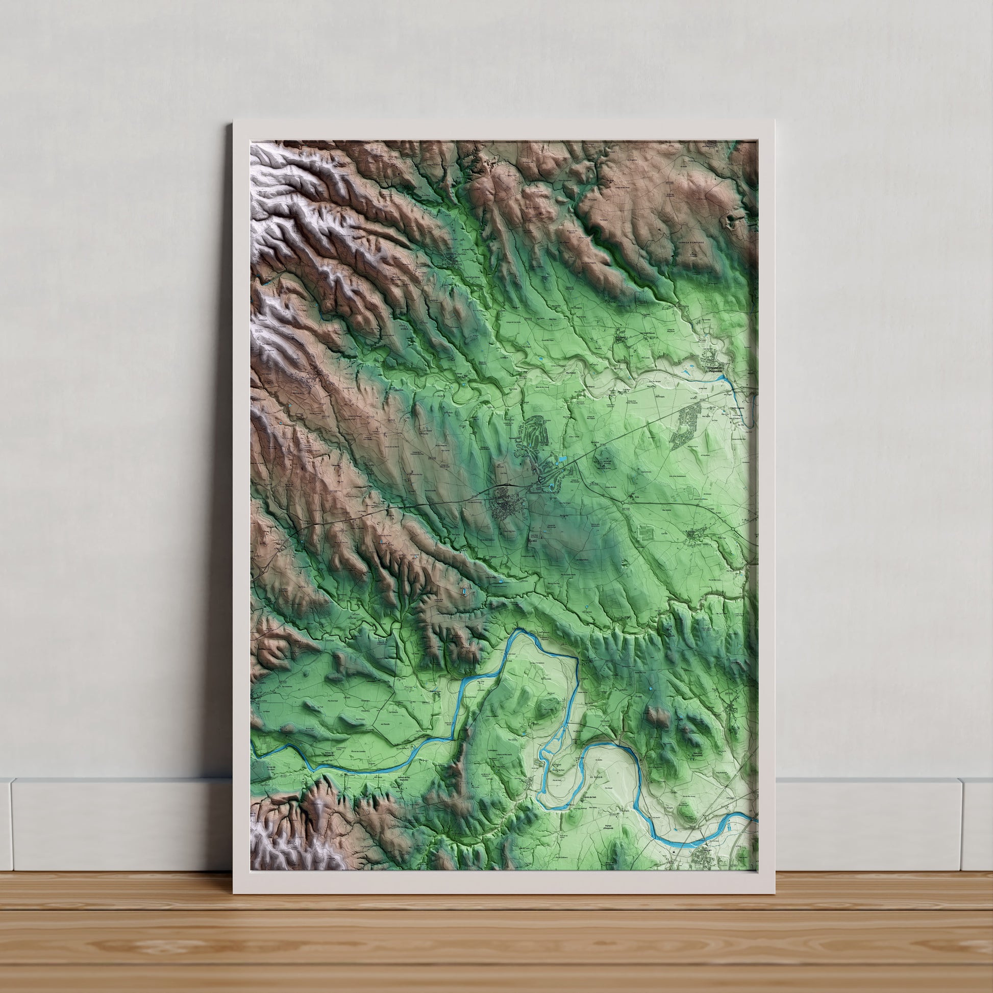Mapa artístico del relieve de Navata, al Alt Empordà, con 15 km de entorno y base topográfica ICGC. Presentación enmarcada.