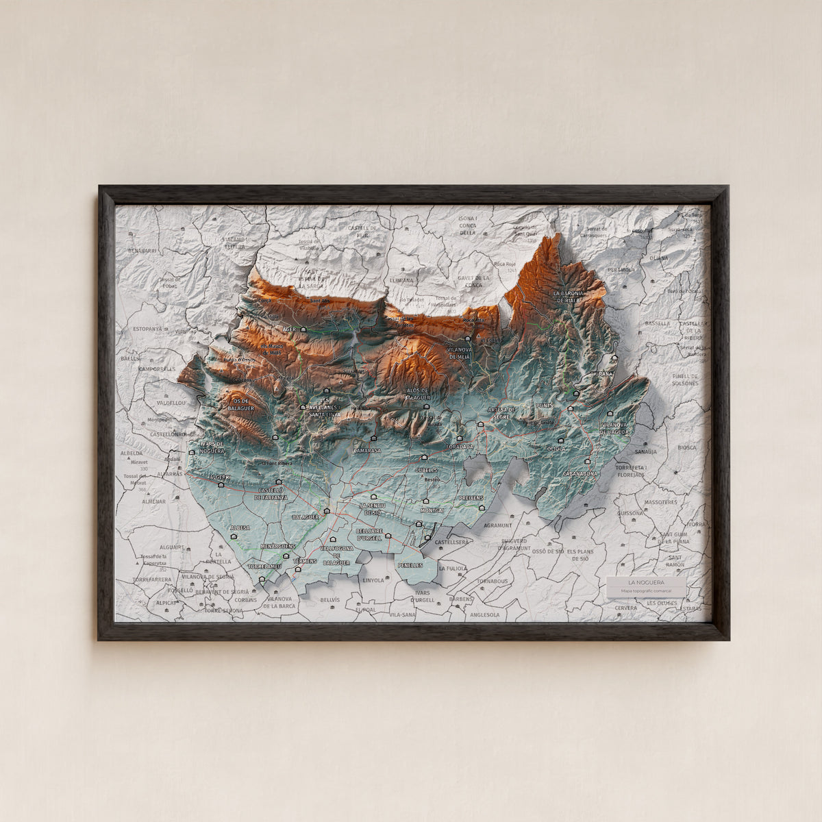 Mapa de relleu de la Noguera, amb el territori en color i l’entorn en blanc. Presentació amb marc. 21 × 30 cm. Estil Blau i taronja.