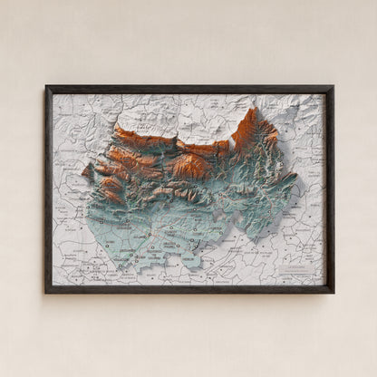 Mapa de relleu de la Noguera, amb el territori en color i l’entorn en blanc. Presentació amb marc. 21 × 30 cm. Estil Blau i taronja.