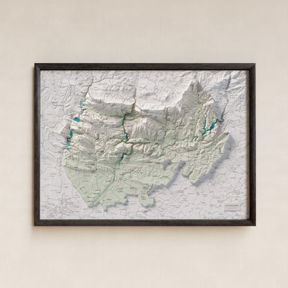 Mapa de relleu de la Noguera, amb el territori en color i l’entorn en blanc. Presentació amb marc. 50 × 70 cm. Estil Cartogràfic.