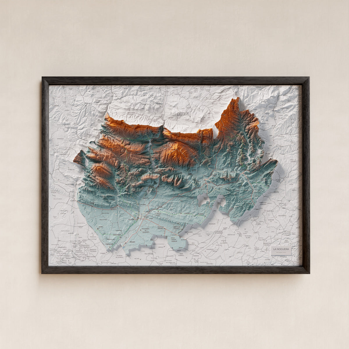 Mapa de relleu de la Noguera, amb el territori en color i l’entorn en blanc. Presentació amb marc. 50 × 70 cm. Estil Blau i taronja.