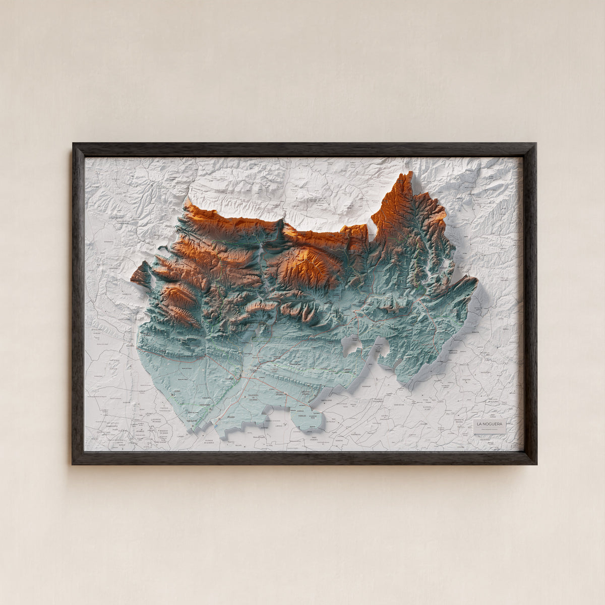 Mapa de relleu de la Noguera, amb el territori en color i l’entorn en blanc. Presentació amb marc. 61 × 91 cm. Estil Blau i taronja.
