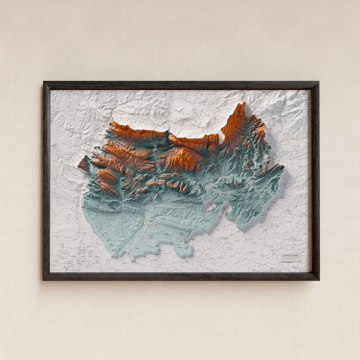 Mapa de relleu de la Noguera, amb el territori en color i l’entorn en blanc. Presentació amb marc. 70 × 100 cm. Estil Blau i taronja.