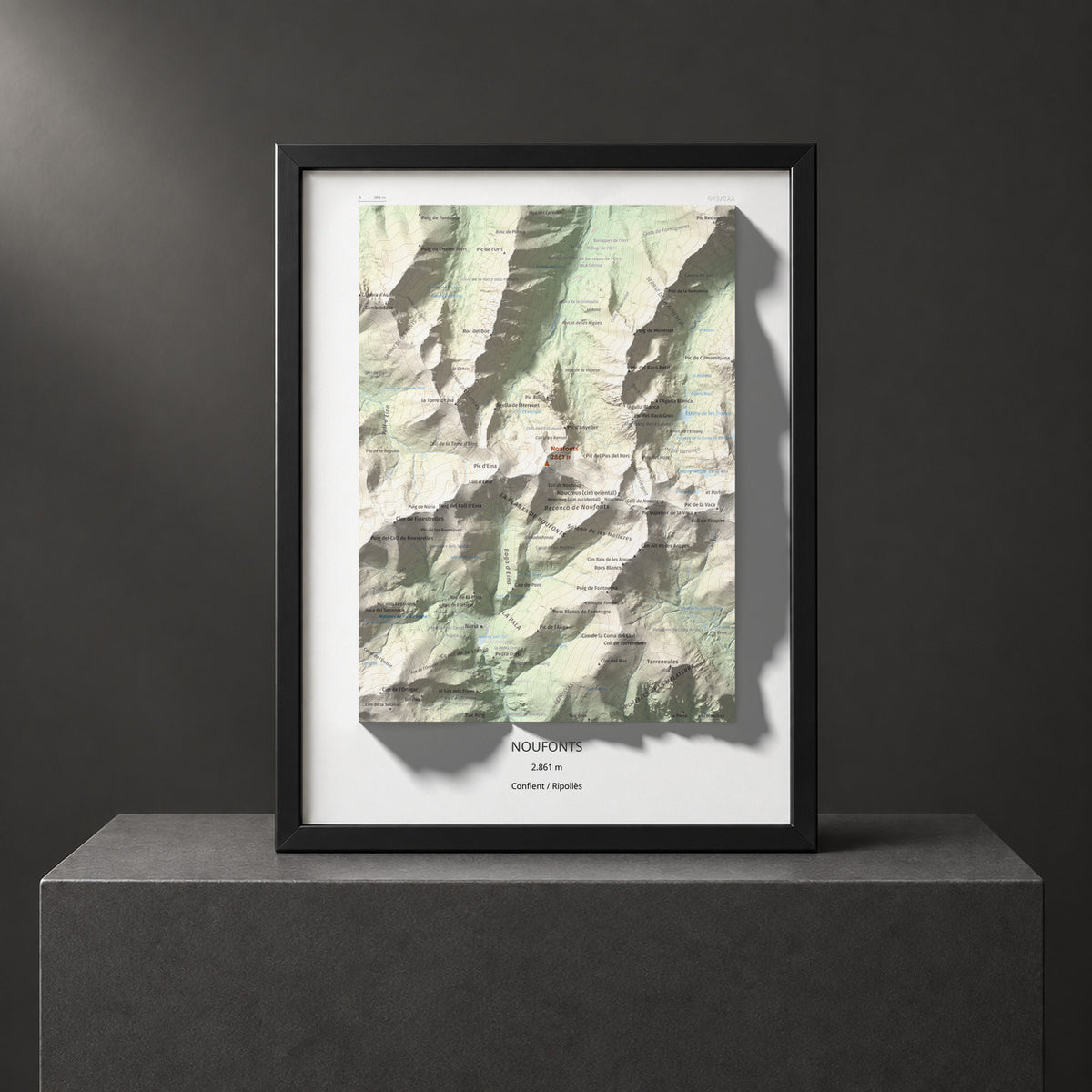 Mapa de relieve de Noufonts, 2861 m, Conflent · Ripollès, lámina 100 Cims de Trobart. Presentación enmarcada. 30 × 40 cm.