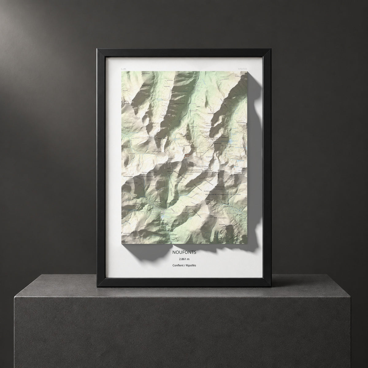 Mapa de relieve de Noufonts, 2861 m, Conflent · Ripollès, lámina 100 Cims de Trobart. Presentación enmarcada. 50 × 70 cm.