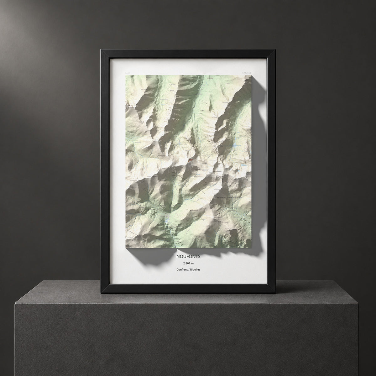 Mapa de relieve de Noufonts, 2861 m, Conflent · Ripollès, lámina 100 Cims de Trobart. Presentación enmarcada. 70 × 100 cm.