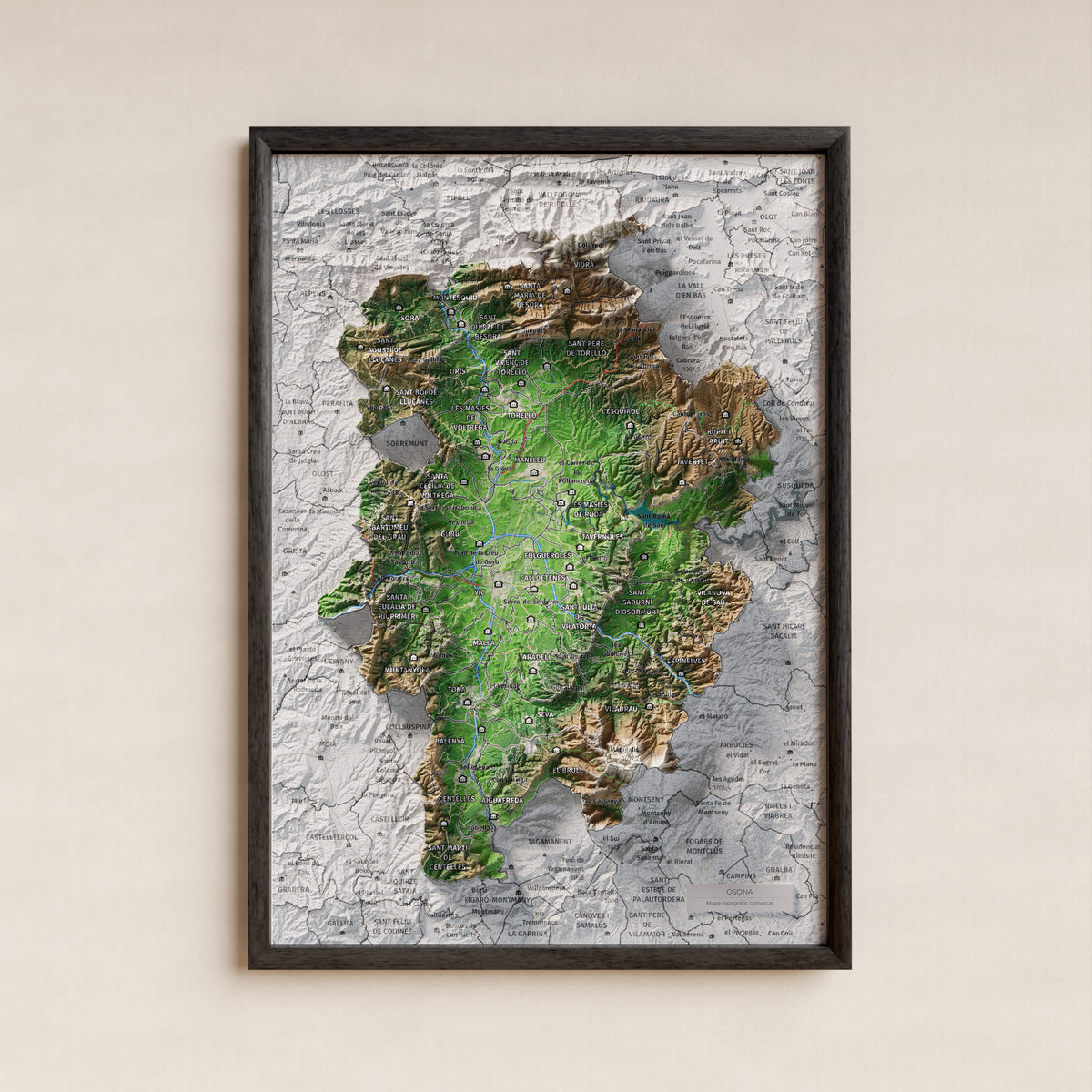Mapa de relieve de Osona, con el territorio en color y el entorno en blanco. Presentación con marco. 21 × 30 cm. Estilo Clásico.
