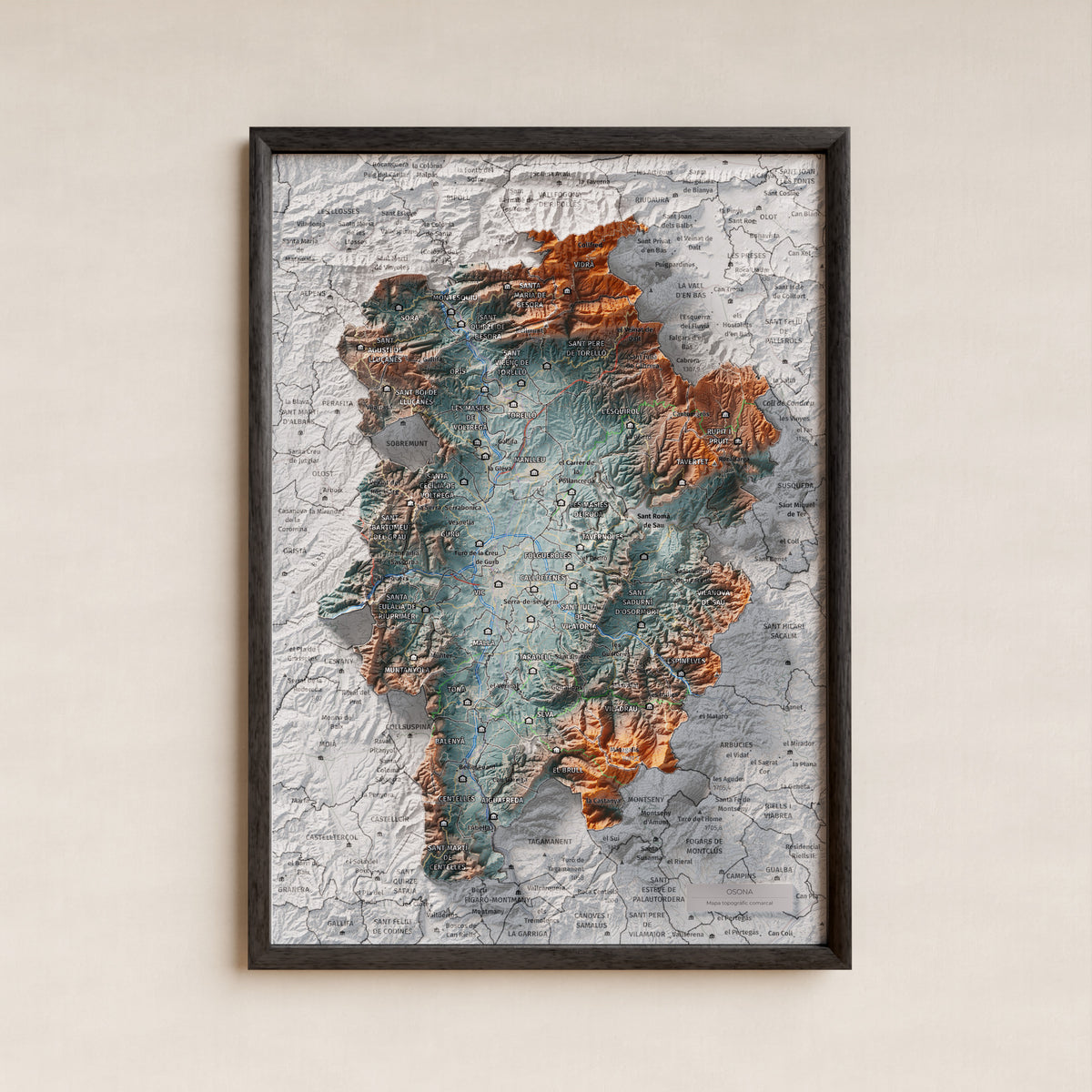 Mapa de relieve de Osona, con el territorio en color y el entorno en blanco. Presentación con marco. 21 × 30 cm. Estilo Azul y naranja.