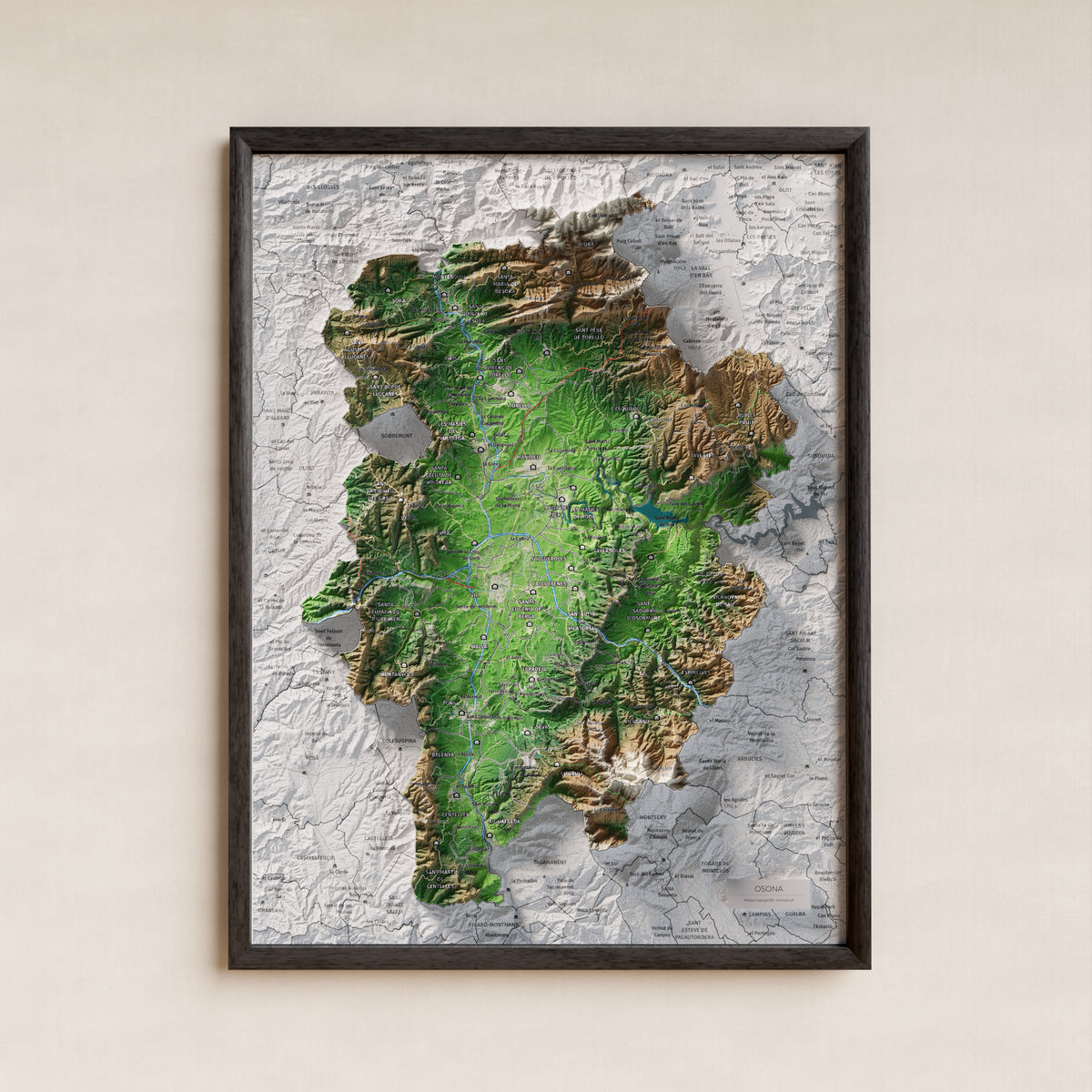 Mapa de relieve de Osona, con el territorio en color y el entorno en blanco. Presentación con marco. 30 × 40 cm. Estilo Clásico.