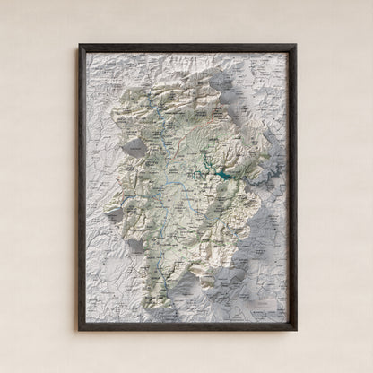 Mapa de relieve de Osona, con el territorio en color y el entorno en blanco. Presentación con marco. 30 × 40 cm. Estilo Cartográfico.