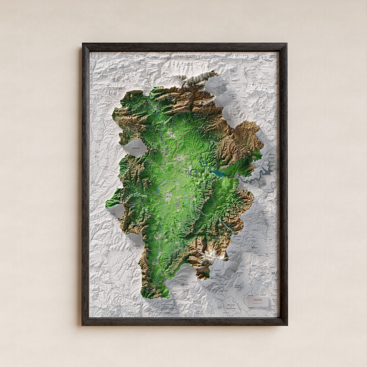 Mapa de relieve de Osona, con el territorio en color y el entorno en blanco. Presentación con marco. 50 × 70 cm. Estilo Clásico.