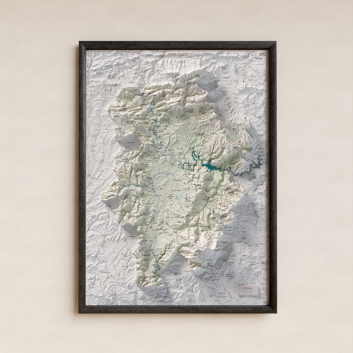 Mapa de relieve de Osona, con el territorio en color y el entorno en blanco. Presentación con marco. 50 × 70 cm. Estilo Cartográfico.