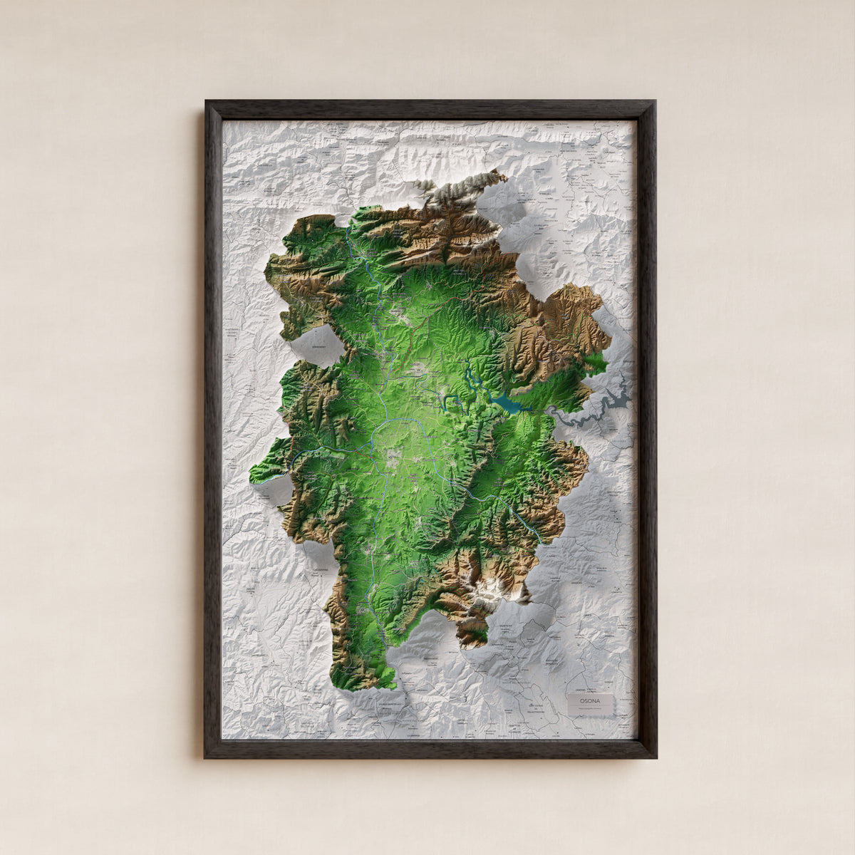 Mapa de relieve de Osona, con el territorio en color y el entorno en blanco. Presentación con marco. 61 × 91 cm. Estilo Clásico.