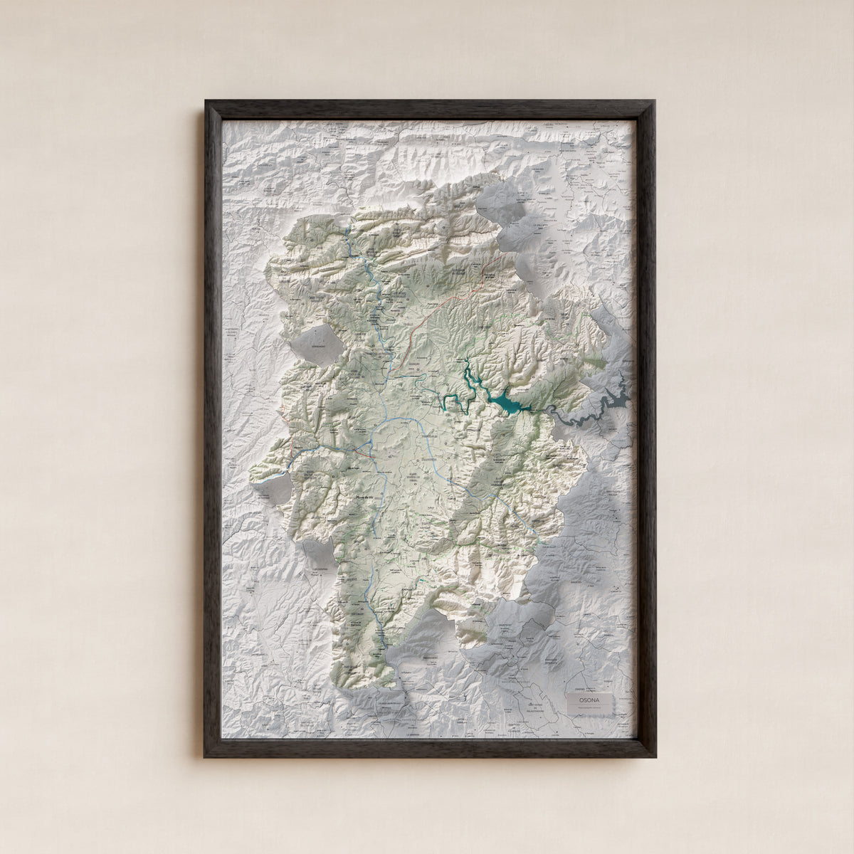 Mapa de relieve de Osona, con el territorio en color y el entorno en blanco. Presentación con marco. 61 × 91 cm. Estilo Cartográfico.