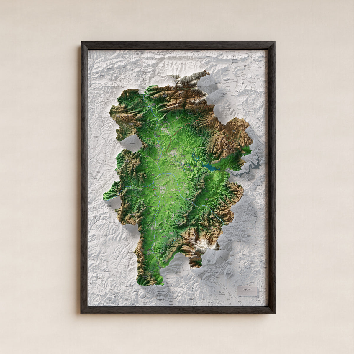 Mapa de relieve de Osona, con el territorio en color y el entorno en blanco. Presentación con marco. 70 × 100 cm. Estilo Clásico.