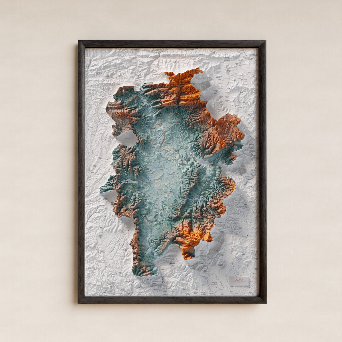 Mapa de relieve de Osona, con el territorio en color y el entorno en blanco. Presentación con marco. 70 × 100 cm. Estilo Azul y naranja.