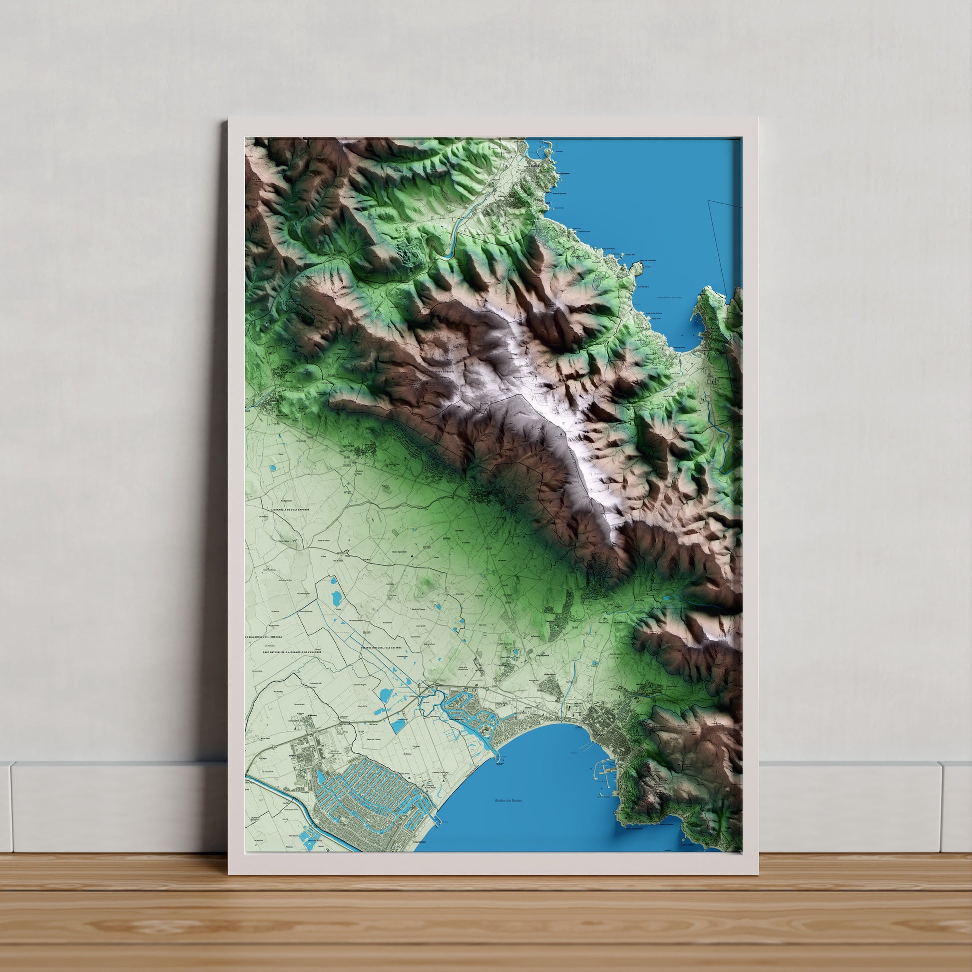 Mapa artístico del relieve de Palau-saverdera, al Alt Empordà, con 15 km de entorno y base topográfica ICGC. Presentación enmarcada.