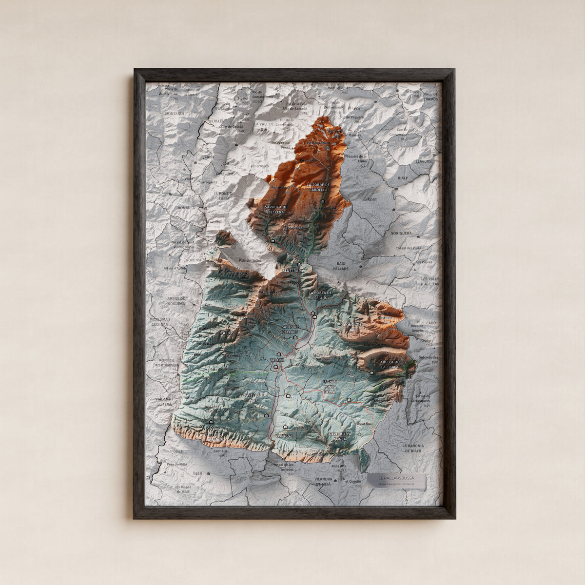 Mapa de relleu del Pallars Jussà, amb el territori en color i l’entorn en blanc. Presentació amb marc. 21 × 30 cm. Estil Blau i taronja.