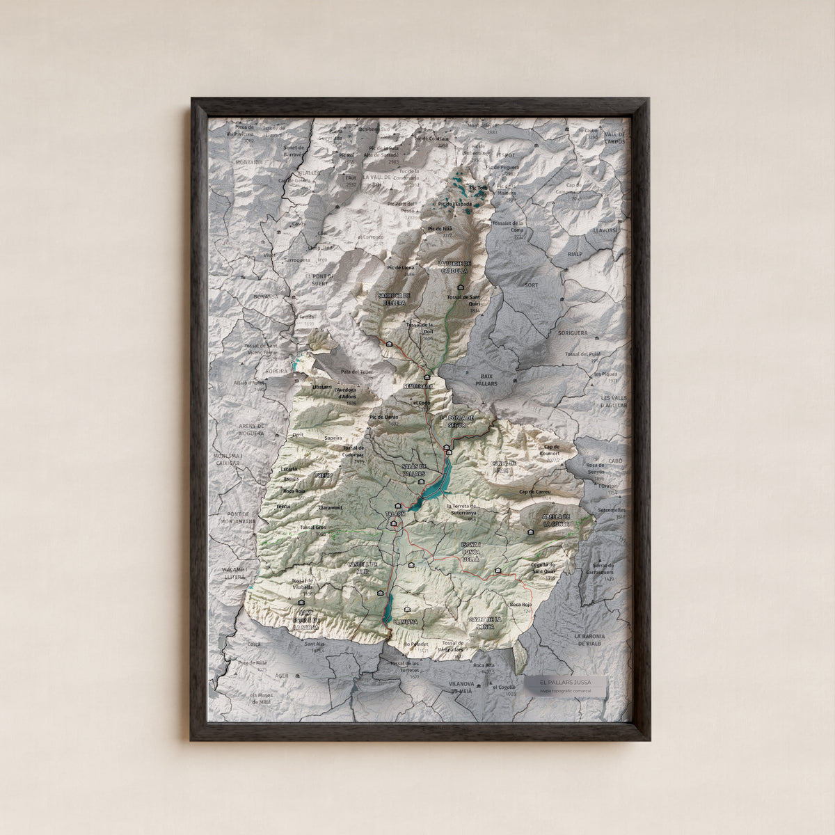Mapa de relleu del Pallars Jussà, amb el territori en color i l’entorn en blanc. Presentació amb marc. 21 × 30 cm. Estil Cartogràfic.