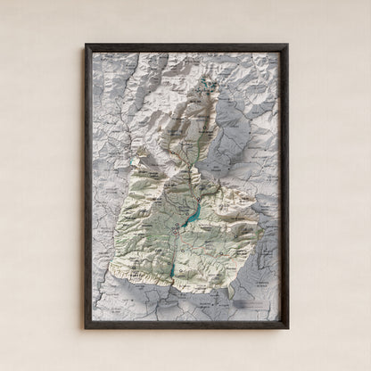 Mapa de relleu del Pallars Jussà, amb el territori en color i l’entorn en blanc. Presentació amb marc. 21 × 30 cm. Estil Cartogràfic.