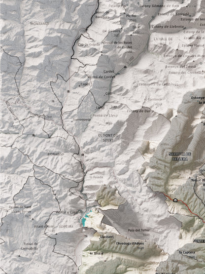 Mapa de relleu del Pallars Jussà, amb el territori en color i l’entorn en blanc. Detall de la part superior esquerra. 30 × 40 cm. Estil Cartogràfic.