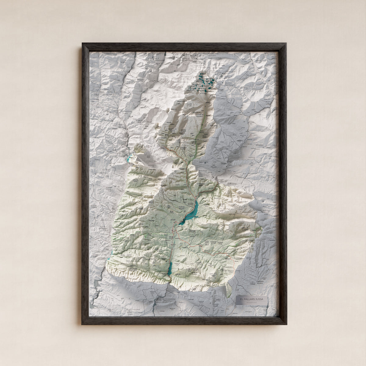 Mapa de relleu del Pallars Jussà, amb el territori en color i l’entorn en blanc. Presentació amb marc. 50 × 70 cm. Estil Cartogràfic.