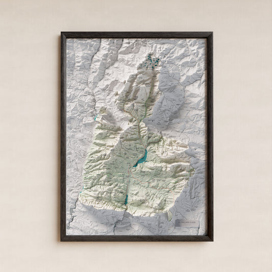 Mapa de relieve del Pallars Jussà, con el territorio en color y el entorno en blanco. Presentación con marco. 50 × 70 cm. Estilo Cartográfico.