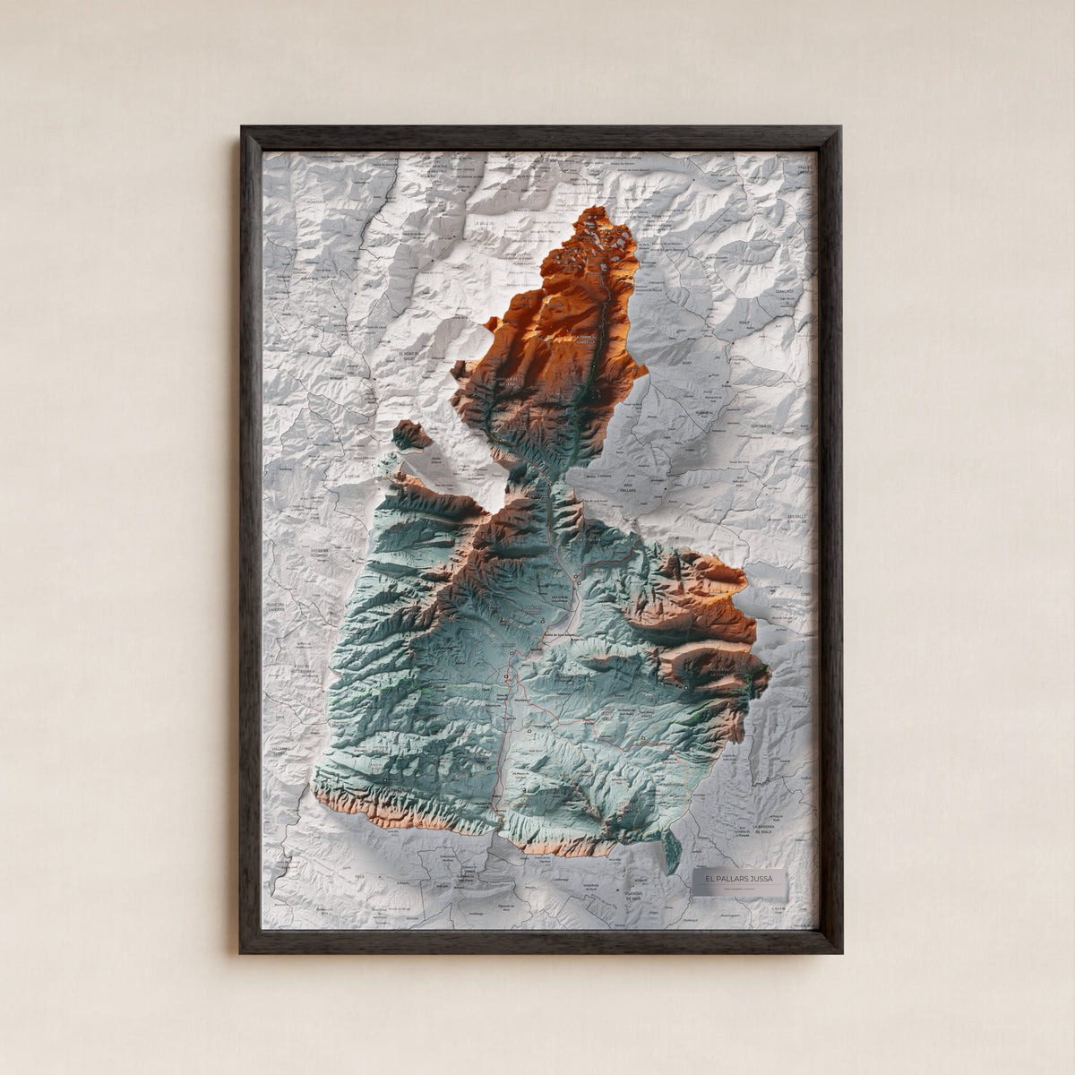 Mapa de relleu del Pallars Jussà, amb el territori en color i l’entorn en blanc. Presentació amb marc. 50 × 70 cm. Estil Blau i taronja.