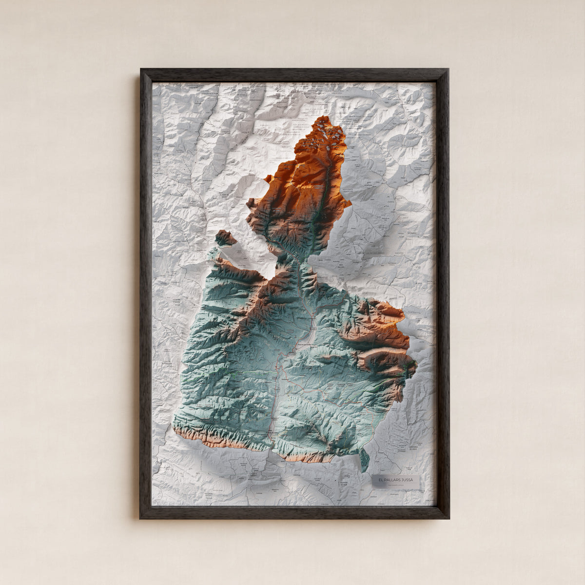 Mapa de relleu del Pallars Jussà, amb el territori en color i l’entorn en blanc. Presentació amb marc. 61 × 91 cm. Estil Blau i taronja.
