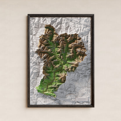 Mapa de relleu del Pallars Sobirà, amb el territori en color i l’entorn en blanc. Presentació amb marc. 21 × 30 cm. Estil Clàssic.
