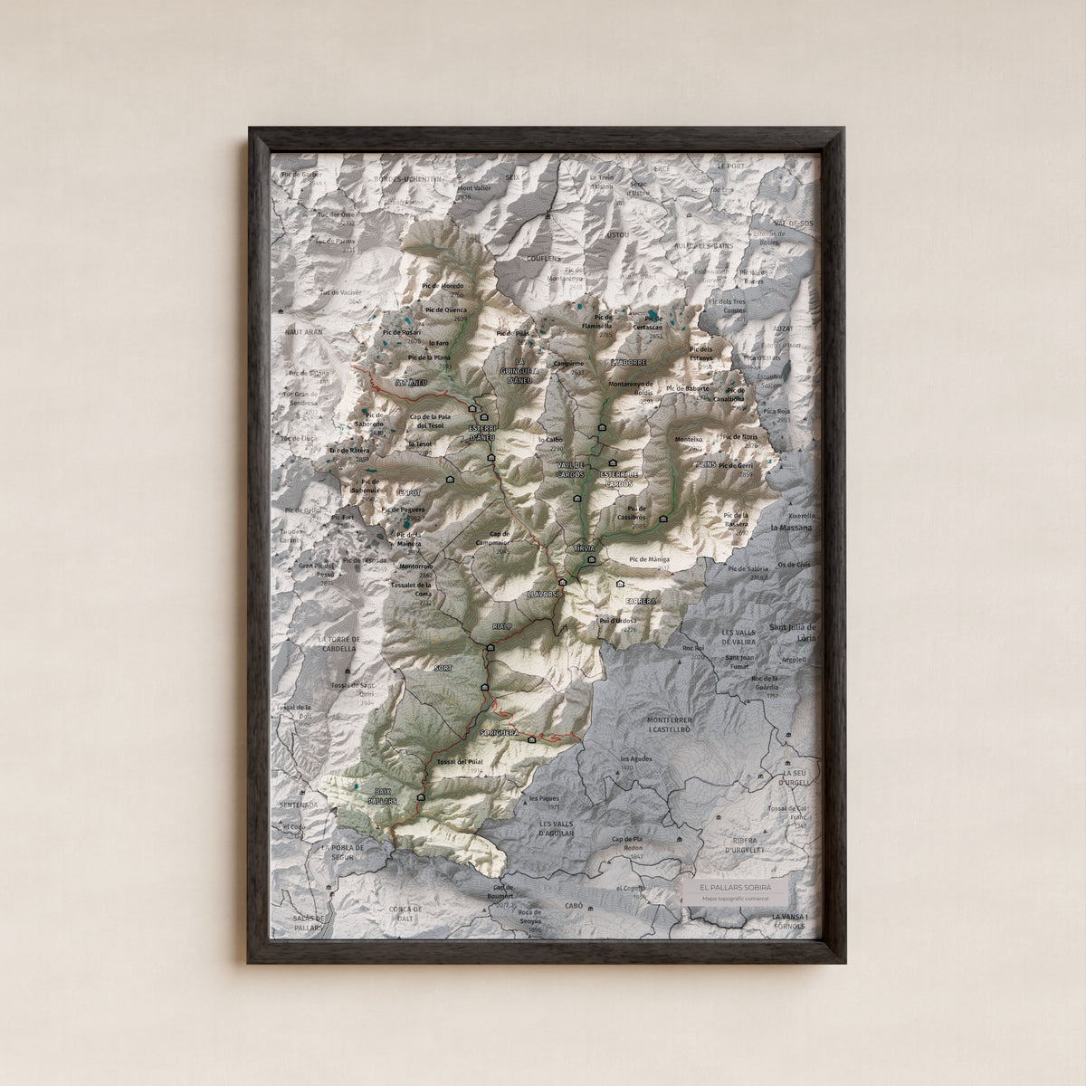 Mapa de relleu del Pallars Sobirà, amb el territori en color i l’entorn en blanc. Presentació amb marc. 21 × 30 cm. Estil Cartogràfic.