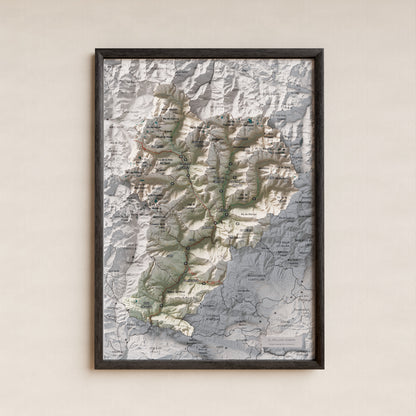 Mapa de relleu del Pallars Sobirà, amb el territori en color i l’entorn en blanc. Presentació amb marc. 21 × 30 cm. Estil Cartogràfic.