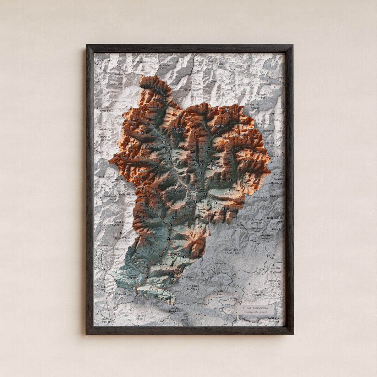 Mapa de relleu del Pallars Sobirà, amb el territori en color i l’entorn en blanc. Presentació amb marc. 21 × 30 cm. Estil Blau i taronja.