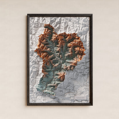 Mapa de relleu del Pallars Sobirà, amb el territori en color i l’entorn en blanc. Presentació amb marc. 21 × 30 cm. Estil Blau i taronja.