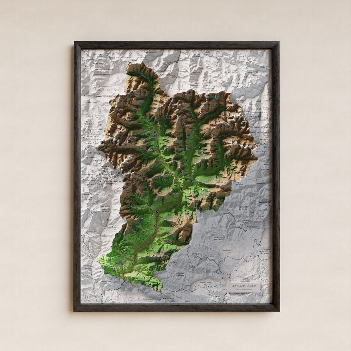 Mapa de relleu del Pallars Sobirà, amb el territori en color i l’entorn en blanc. Presentació amb marc. 30 × 40 cm. Estil Clàssic.