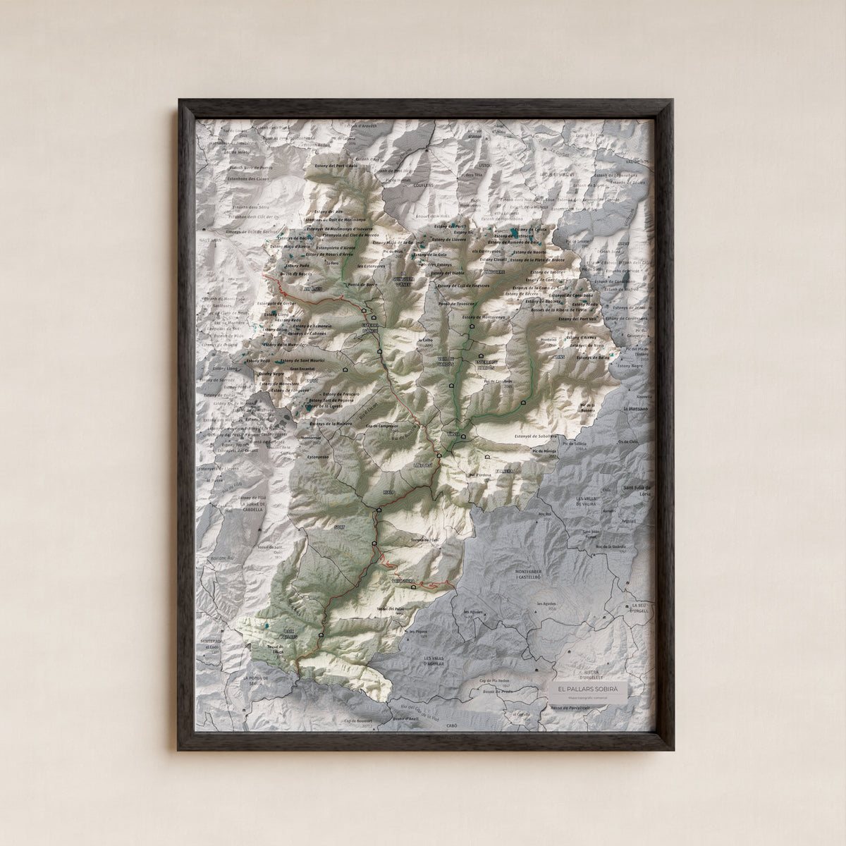 Mapa de relleu del Pallars Sobirà, amb el territori en color i l’entorn en blanc. Presentació amb marc. 30 × 40 cm. Estil Cartogràfic.