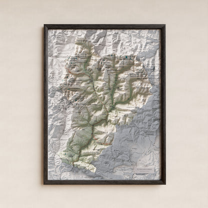Mapa de relleu del Pallars Sobirà, amb el territori en color i l’entorn en blanc. Presentació amb marc. 30 × 40 cm. Estil Cartogràfic.