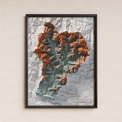 Mapa de relleu del Pallars Sobirà, amb el territori en color i l’entorn en blanc. Presentació amb marc. 30 × 40 cm. Estil Blau i taronja.