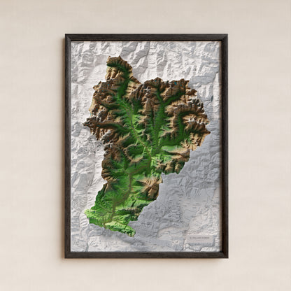 Mapa de relleu del Pallars Sobirà, amb el territori en color i l’entorn en blanc. Presentació amb marc. 50 × 70 cm. Estil Clàssic.