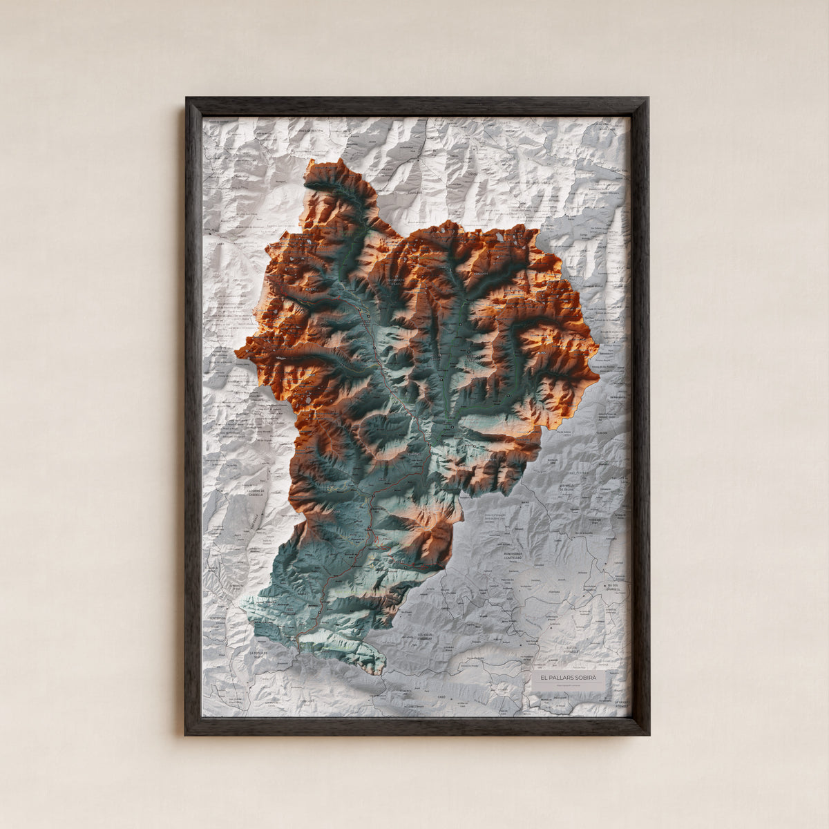 Mapa de relleu del Pallars Sobirà, amb el territori en color i l’entorn en blanc. Presentació amb marc. 50 × 70 cm. Estil Blau i taronja.