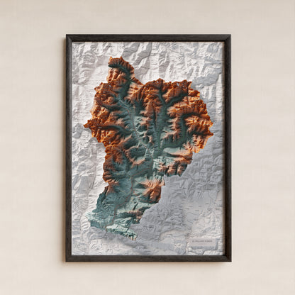 Mapa de relleu del Pallars Sobirà, amb el territori en color i l’entorn en blanc. Presentació amb marc. 50 × 70 cm. Estil Blau i taronja.