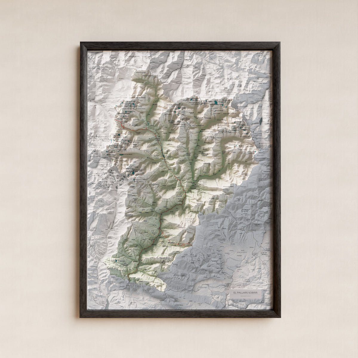 Mapa de relleu del Pallars Sobirà, amb el territori en color i l’entorn en blanc. Presentació amb marc. 50 × 70 cm. Estil Cartogràfic.