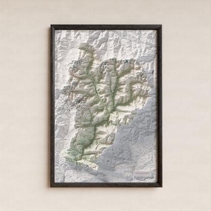 Mapa de relleu del Pallars Sobirà, amb el territori en color i l’entorn en blanc. Presentació amb marc. 61 × 91 cm. Estil Cartogràfic.